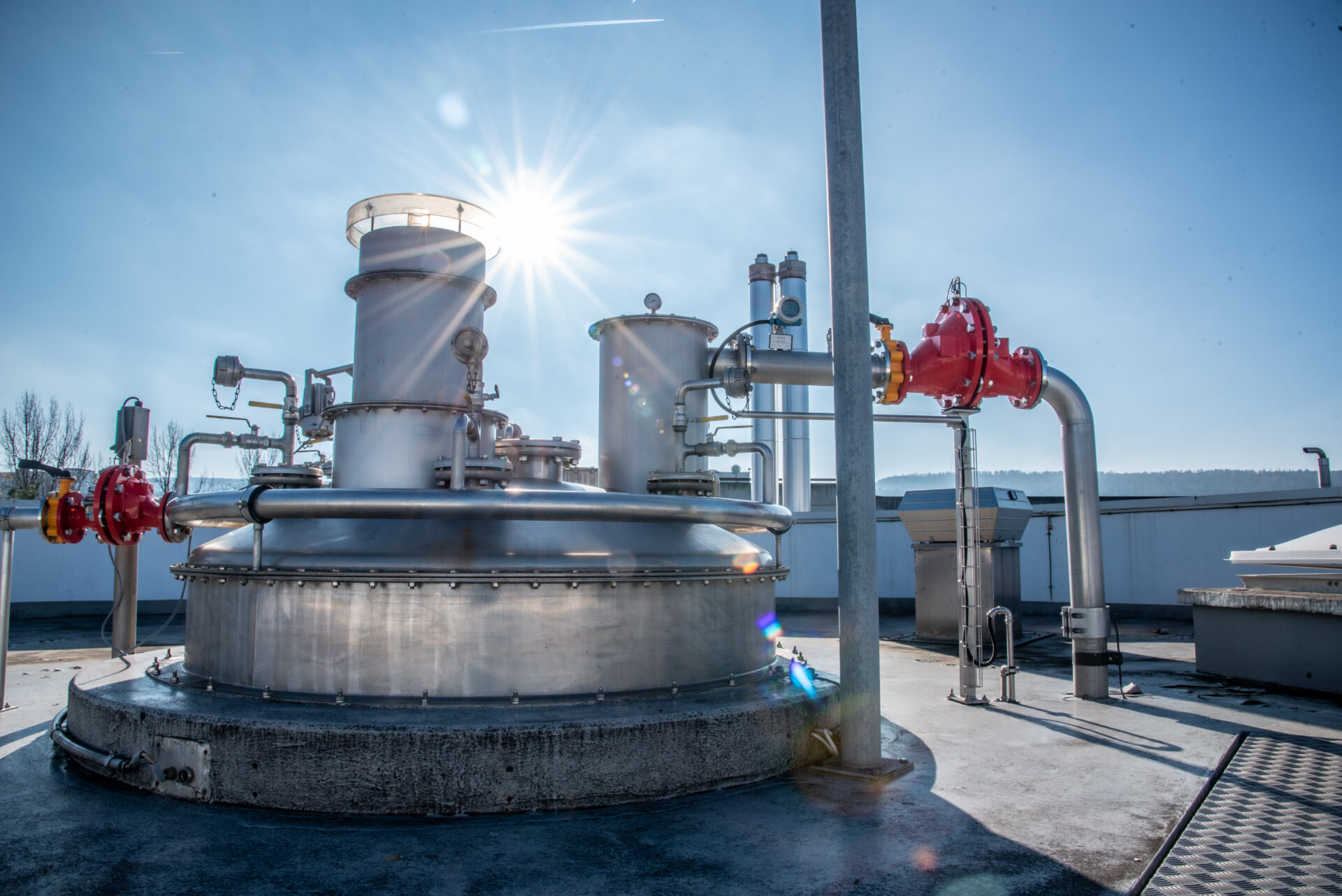 Blick auf Biogasrohrsysteme im oberen Teil der Faulung der ARA Neugut